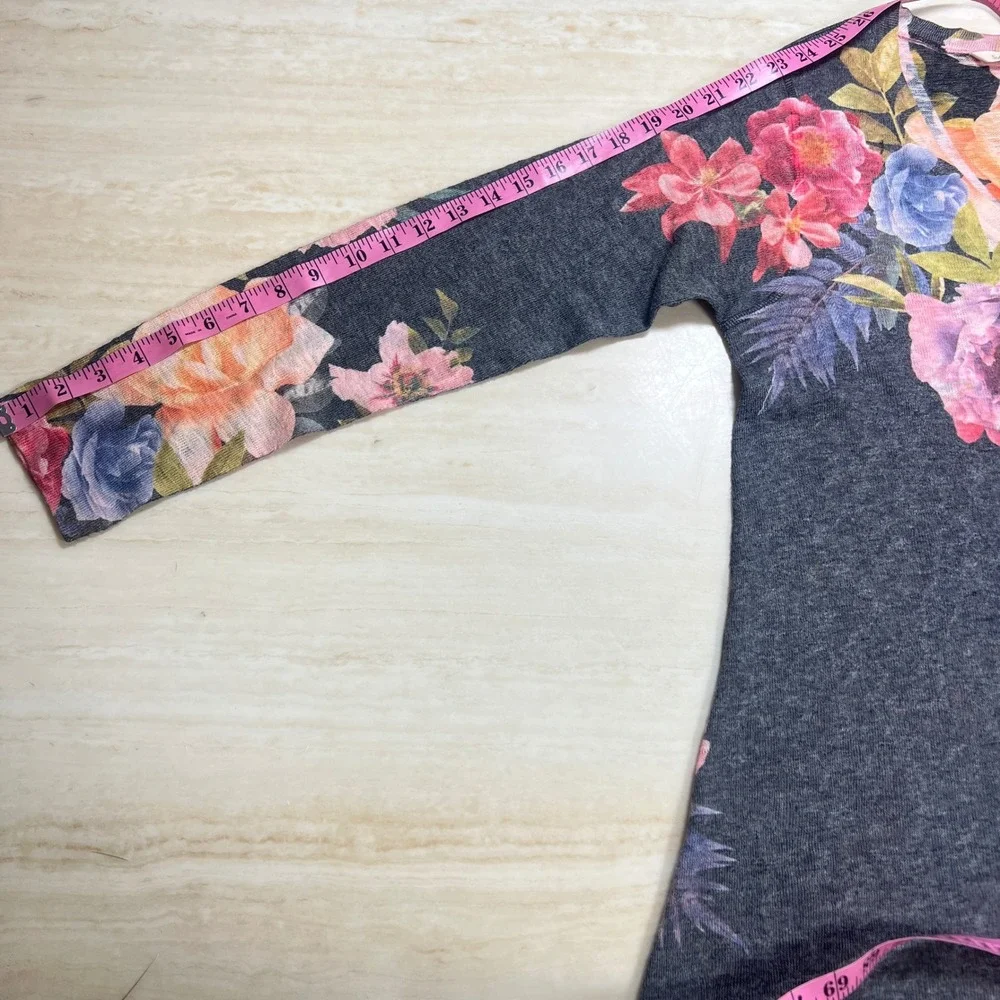 Soft Surroundings Floral Print Tunic Top V Neck Long Sleeve Gray Medium size - Picture 8 of 10